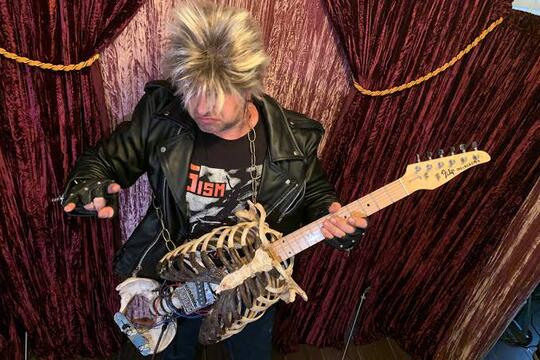 WOW, Rocker Ini Modif Gitarnya Menggunakan Tengkorak Asli Pamannya, Ini Bentuknya