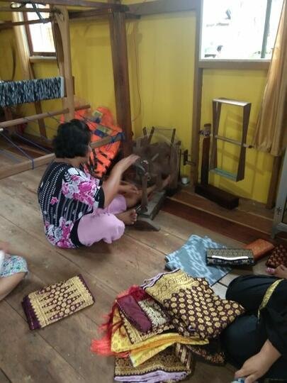Rindu Menenun Kisah Di Kampung Halaman Orang Tua