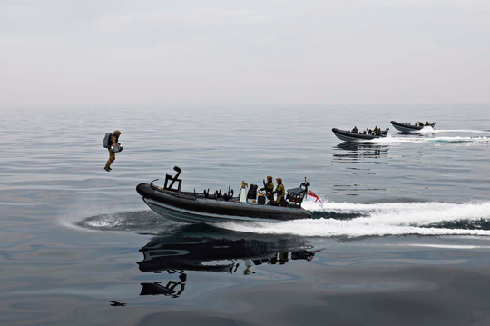 Terbang Layaknya Iron Man, Marinir Inggris Gelar Latihan VBSS Memakai Jet Suit