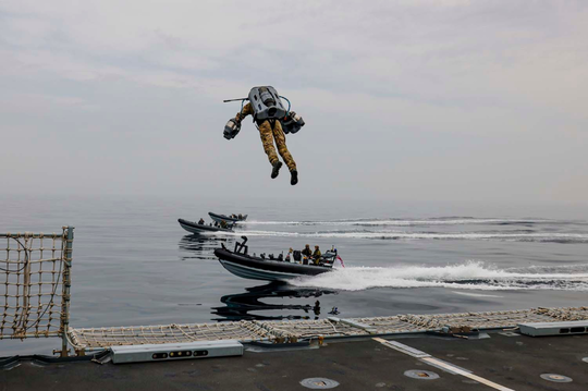 Terbang Layaknya Iron Man, Marinir Inggris Gelar Latihan VBSS Memakai Jet Suit