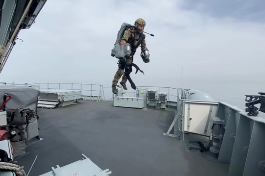 Terbang Layaknya Iron Man, Marinir Inggris Gelar Latihan VBSS Memakai Jet Suit