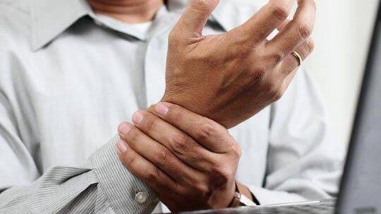 Mandi Malam Bisa Menyebabkan Rematik. Mitos Atau Fakta?