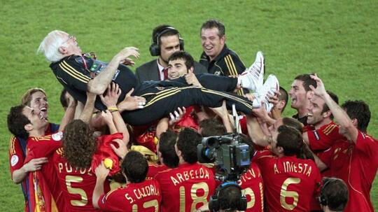 Luis Aragones, Sosok Pemain, Pelatih Dan Kebangkitan Timnas Spanyol