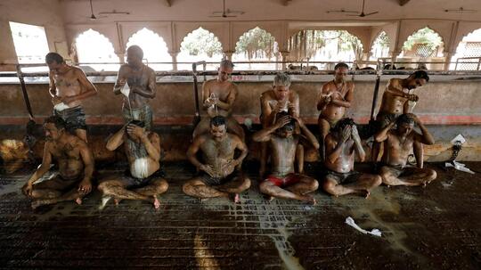 Waduh, Orang India Percaya Mandi Kotoran Sapi Bisa Menghadapi Corona, What?