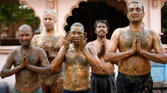 Waduh, Orang India Percaya Mandi Kotoran Sapi Bisa Menghadapi Corona, What?