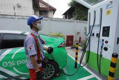 Toyota vs Tesla, Siapa Pemenangnya?