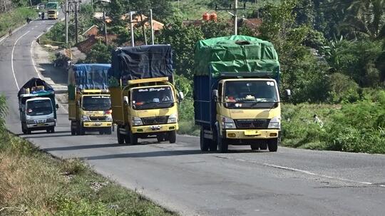 Kenapa Di Jalan Raya, Truk Sering Berjalan Beriringan Dan Susah Disalip?