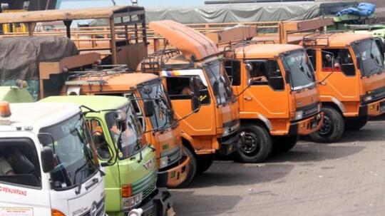 Kenapa Di Jalan Raya, Truk Sering Berjalan Beriringan Dan Susah Disalip?