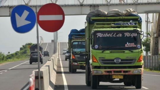 Kenapa Di Jalan Raya, Truk Sering Berjalan Beriringan Dan Susah Disalip?