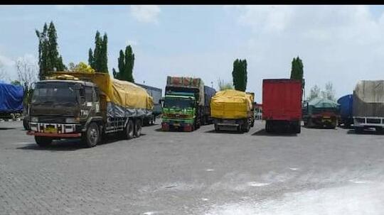 Kenapa Di Jalan Raya, Truk Sering Berjalan Beriringan Dan Susah Disalip?