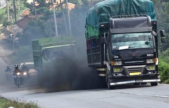 Kenapa Di Jalan Raya, Truk Sering Berjalan Beriringan Dan Susah Disalip?
