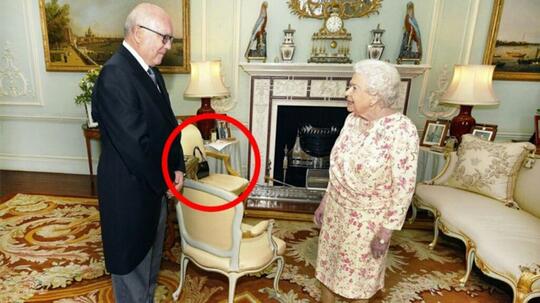 Bukan Tanpa Alasan, Ternyata Tas Tangan Ratu Elizabeth Memiliki Kode Rahasia!