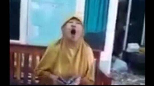 'Lu yang Gue Injek!' Emak-emak Ngamuk ke Kurir Apes, Videonya Viral