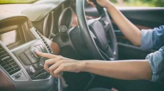 Akibat Mengemudi Mobil Sembari Bermain Tik Tok Para Pemuda Tercebur di Pantai Sedari