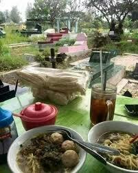 Balasan dari Viral! Depan Warung Bakso Ini Menyuguhkan Pemandangan ...