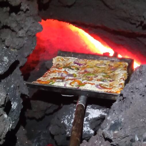 GOKIL! Pria Ini Bikin Pizza Pakai Lava Gunung Berapi