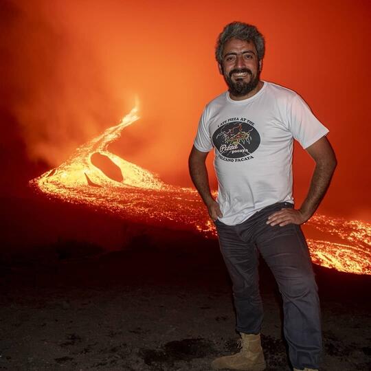 GOKIL! Pria Ini Bikin Pizza Pakai Lava Gunung Berapi