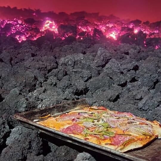 GOKIL! Pria Ini Bikin Pizza Pakai Lava Gunung Berapi
