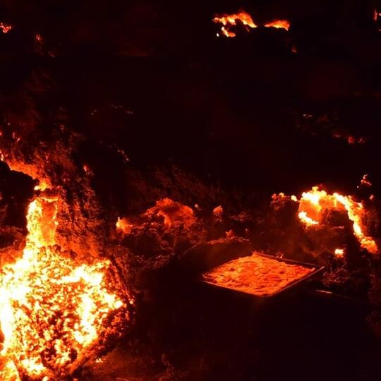 GOKIL! Pria Ini Bikin Pizza Pakai Lava Gunung Berapi