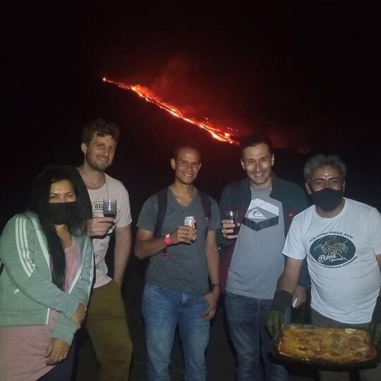GOKIL! Pria Ini Bikin Pizza Pakai Lava Gunung Berapi