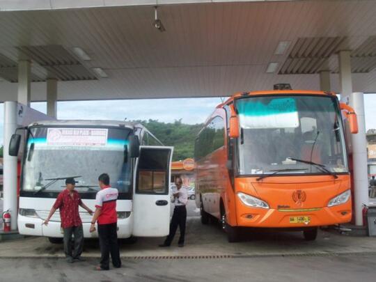 Kenapa Bus Jarang Mematikan Mesin Saat Mengisi BBM Di SPBU?
