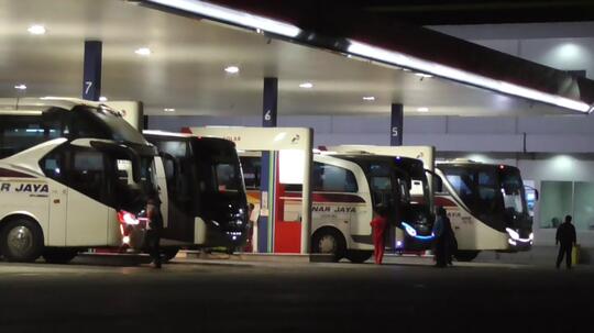 Kenapa Bus Jarang Mematikan Mesin Saat Mengisi BBM Di SPBU?