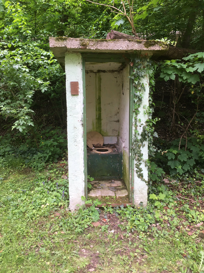 Claustrophobia Dilarang Lihat! Ini 4 Penampakan Toilet Sempit Bikin Sesak Dada