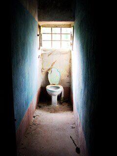 Claustrophobia Dilarang Lihat! Ini 4 Penampakan Toilet Sempit Bikin Sesak Dada