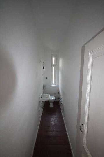 Claustrophobia Dilarang Lihat! Ini 4 Penampakan Toilet Sempit Bikin Sesak Dada