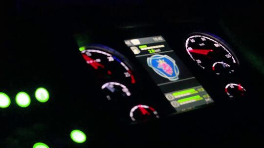 Membandingkan Bentuk Speedometer Pada Bus, Lebih Bagus Yang Mana Nih?