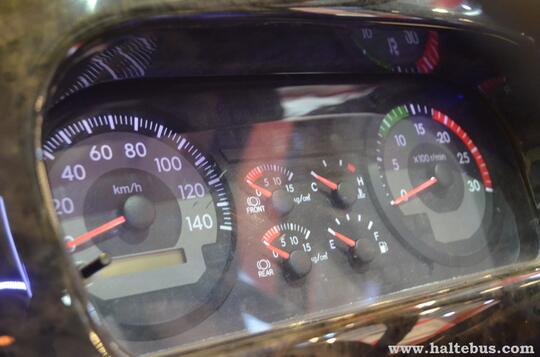 Membandingkan Bentuk Speedometer Pada Bus, Lebih Bagus Yang Mana Nih?
