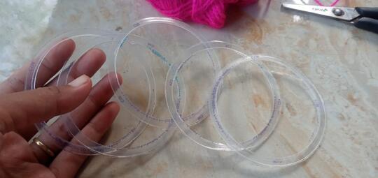 Sulap Pinggiran Cup Gelas Plastik Bekas Menjadi Hiasan Dinding yang Kece Abis