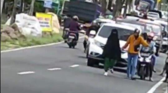 Viral Perempuan Bercadar Berjalan di Tengah Jalan Bikin Macet Magetan