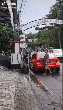 Mobil Mewah Kepergok Beli Bensin Eceran Pinggir Jalan, Publik Beri Pujian