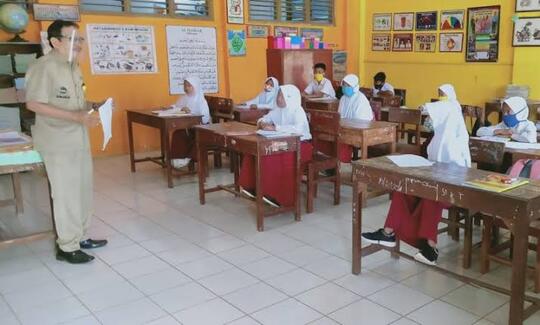 Mall Sudah Dibuka, WFH Sudah Jarang, Sekolah Kenapa Masih Online? Nadiem Ikut Bicara