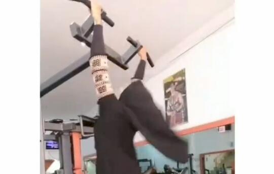 Dihujat karena Pakaian Nge-gym Umbar Aurat, Cewek Ini Pakai Gamis dan Lakukan Hanging
