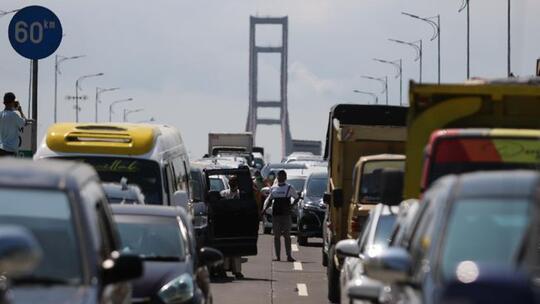 Tolak Tes Swab, Warga Madura Tantang Duel Petugas Suramadu