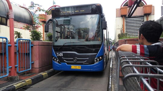 Apa Keunggulan Bus Bermesin Belakang Dibanding Bermesin Depan?