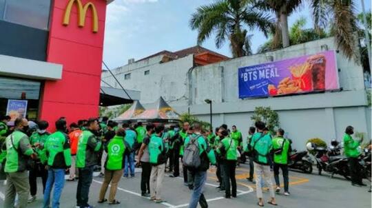 Fans BTS Mulai Menggila, Ojol Pun Rela Antri Demi Army!!