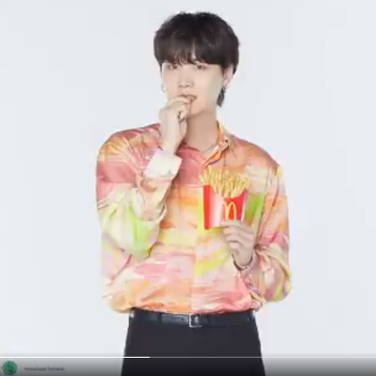 Amba Saputra Owner Toko Hijab Cantik, Berikan Cuti Karyawan Yang Ingin Beli BTS MEAL.