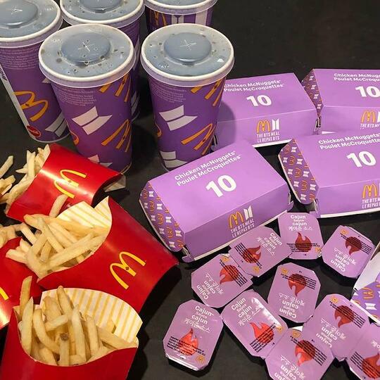 Amba Saputra Owner Toko Hijab Cantik, Berikan Cuti Karyawan Yang Ingin Beli BTS MEAL.