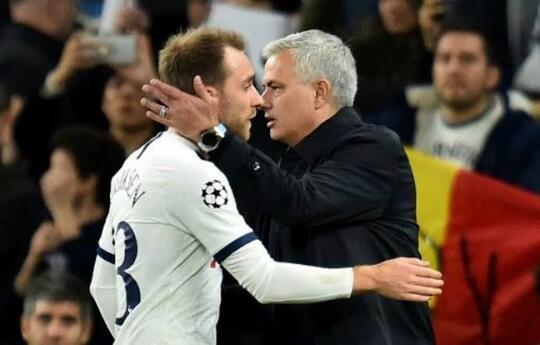 Mourinho Menangis Tahu Eriksen Kolaps di Lapangan