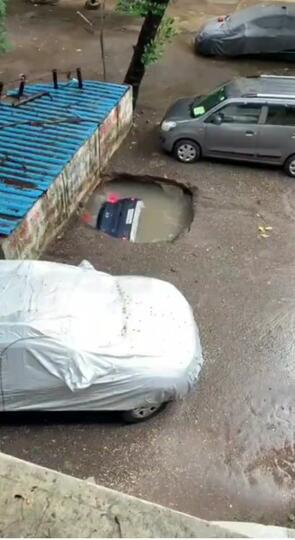 Parkiran Mendadak Ambles Sampai Tenggelamkan Sebuah Mobil, Begini Penyebab Ambles