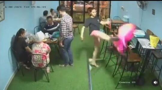Iseng Tendang Balon Masha, Wanita Ini Langsung Dapat Karma Instan