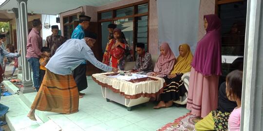 Ontalan Pesse, Tradisi Unik “Melempar Uang” Untuk Pengantin