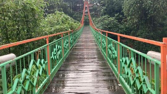 Pak Anies Tolong, Jembatan Gantung di Srengseng Sawah Ini Masih Rusak