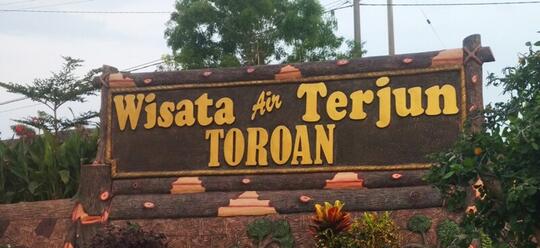 Keindahan Air Terjun Yang Langsung Jatuh Ke Laut