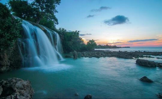 Keindahan Air Terjun Yang Langsung Jatuh Ke Laut
