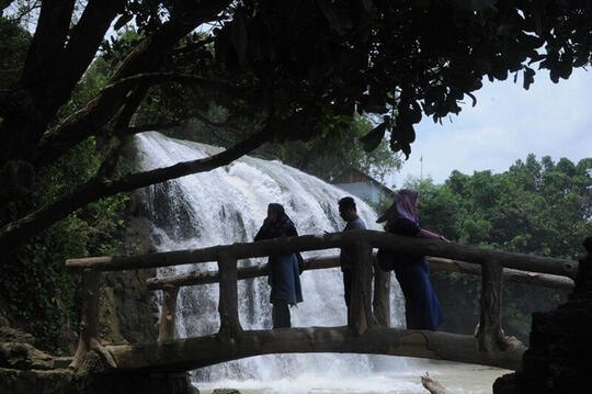 Keindahan Air Terjun Yang Langsung Jatuh Ke Laut