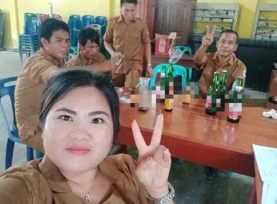 VIRAL – Habis Cairkan Dana Desa, Ibu Kades dan Staf Pesta Miras